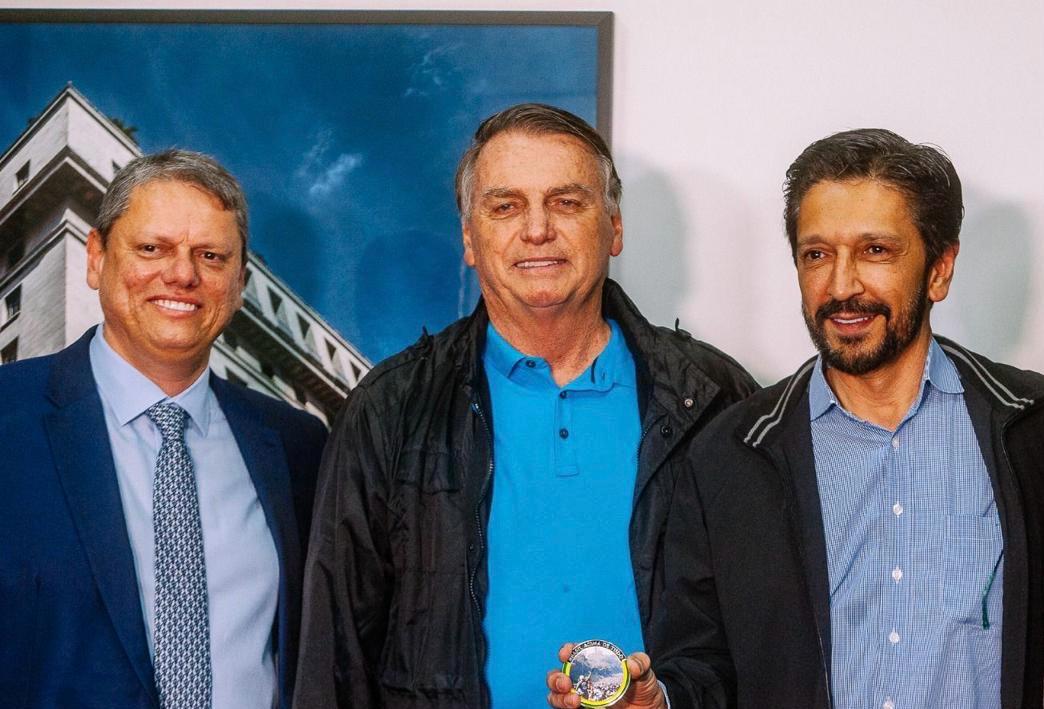 Ricardo Nunes (MDB) busca convencer o eleitor de Tarcísio de Freitas (Republicanos) e de Jair Bolsonaro (PL).