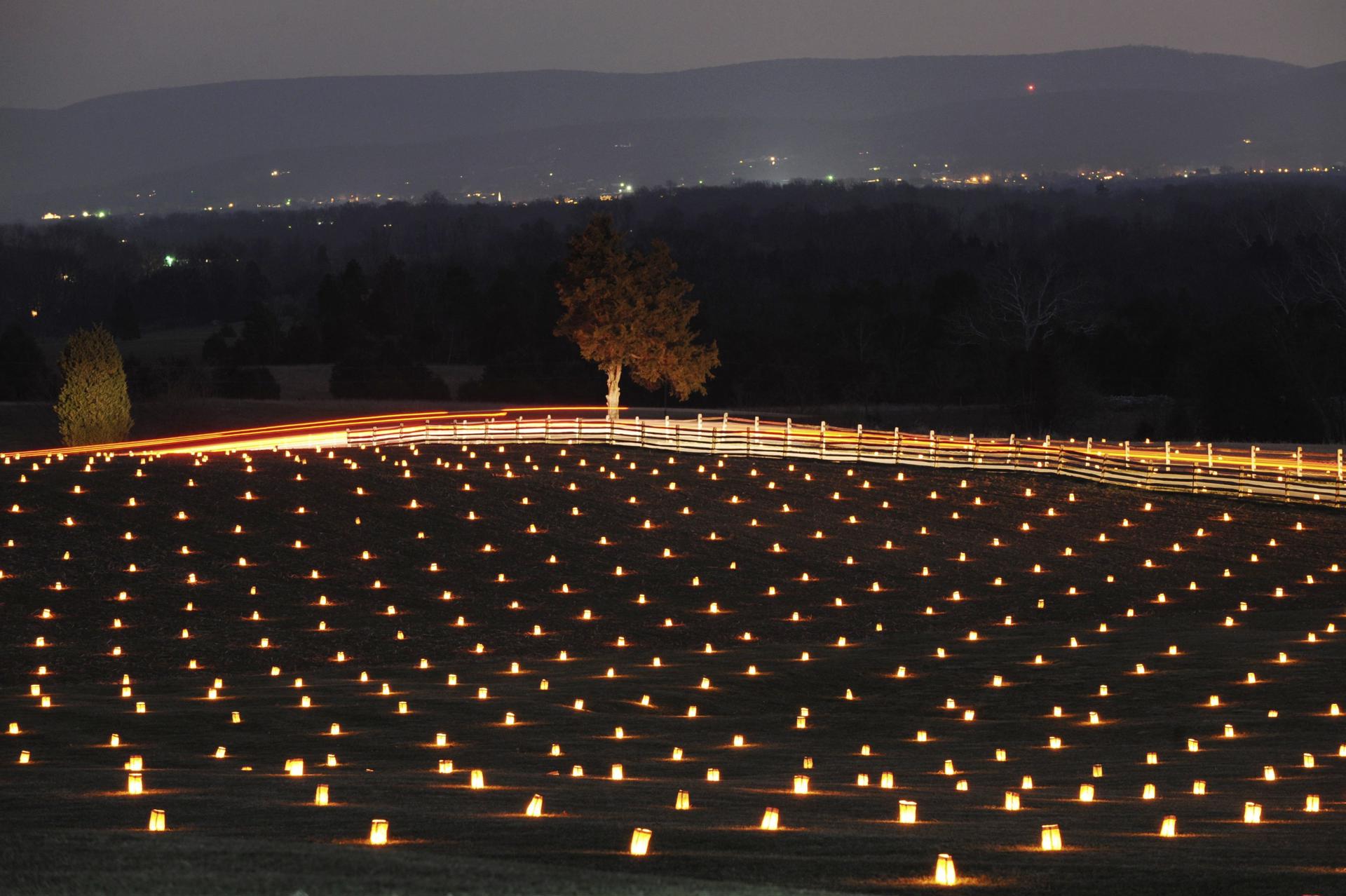 Milhares de velas acesas durante a iluminação memorial no Antietam National Battlefield em Sharpsburg, Maryland, EUA, 03 de dezembro de 2011. Cerca de 23.000 velas foram acesas para homenagear as vítimas da Batalha de Antietam,  a mais sangrenta da história americana. Dos quase 100.000 soldados envolvidos na batalha, cerca de 23.000 foram mortos, feridos ou desaparecidos.