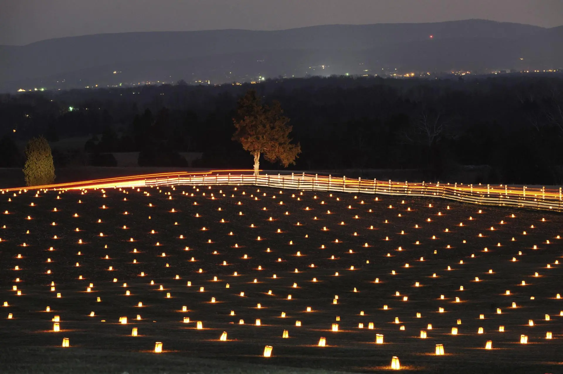 Milhares de velas acesas durante a iluminação memorial no Antietam National Battlefield em Sharpsburg, Maryland, EUA, 03 de dezembro de 2011. Cerca de 23.000 velas foram acesas para homenagear as vítimas da Batalha de Antietam, a mais sangrenta da história americana. Dos quase 100.000 soldados envolvidos na batalha, cerca de 23.000 foram mortos, feridos ou desaparecidos.