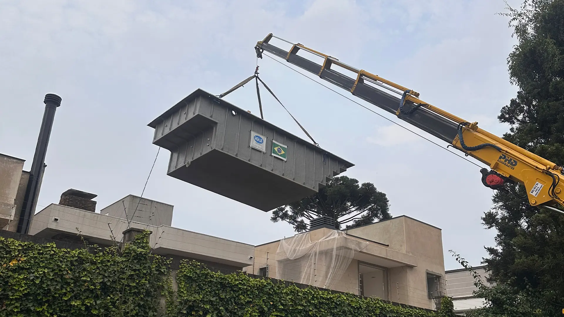 Piscinas pré-moldadas têm instalação mais rápida em comparação às de alvenaria