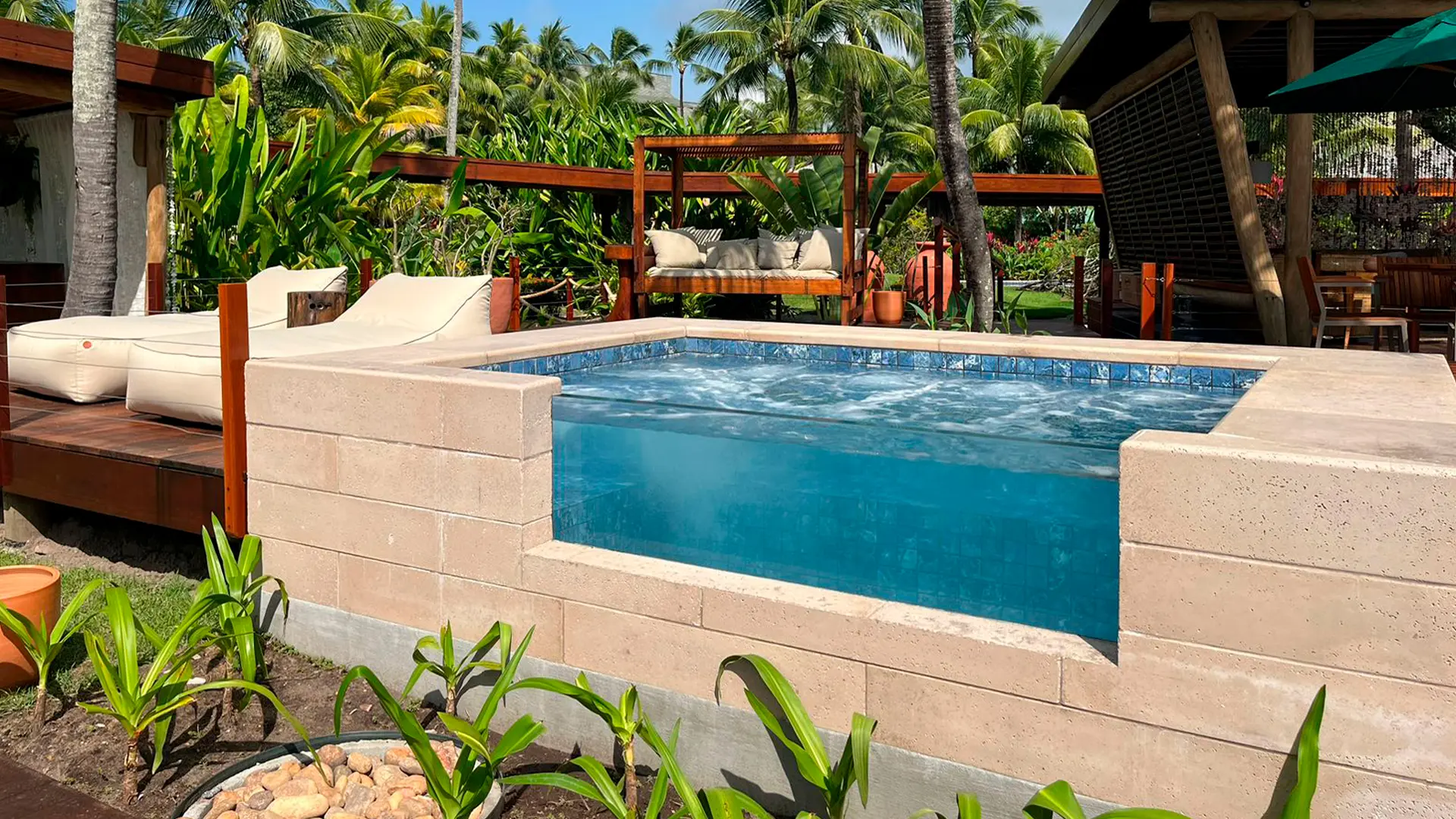 Piscinas pré-moldadas e revestidas com cerâmica tem mais durabilidade.