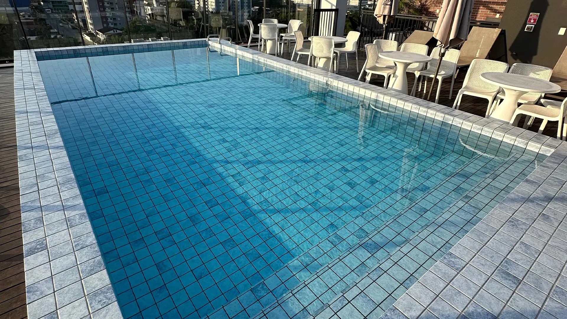 Piscinas pré-fabricadas são a escolha ideal para residências de alto padrão