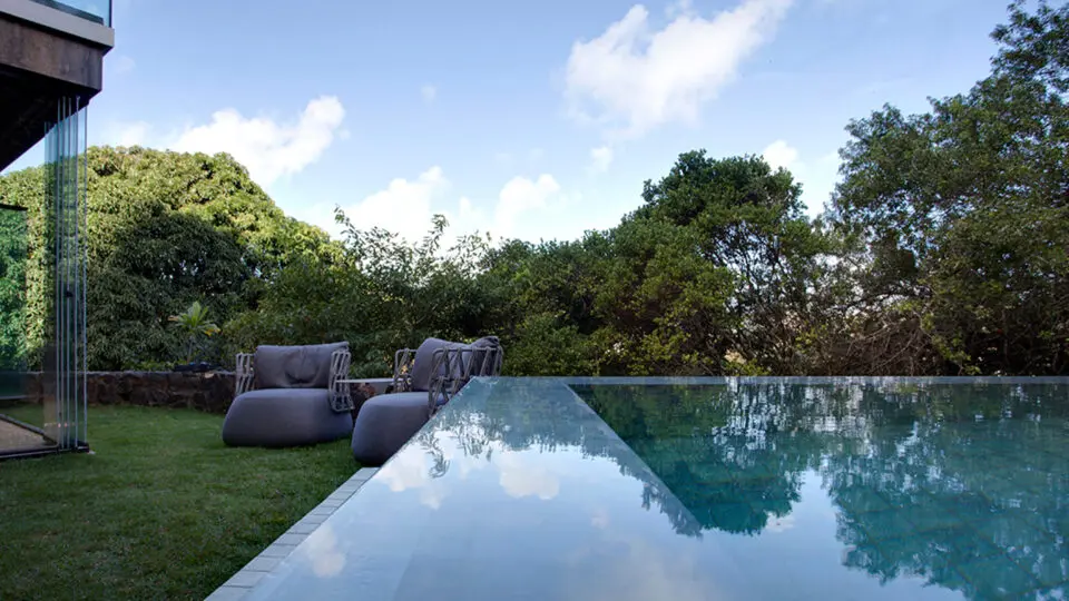 Elegância e personalização ao seu alcance com piscinas sob medida iGUi