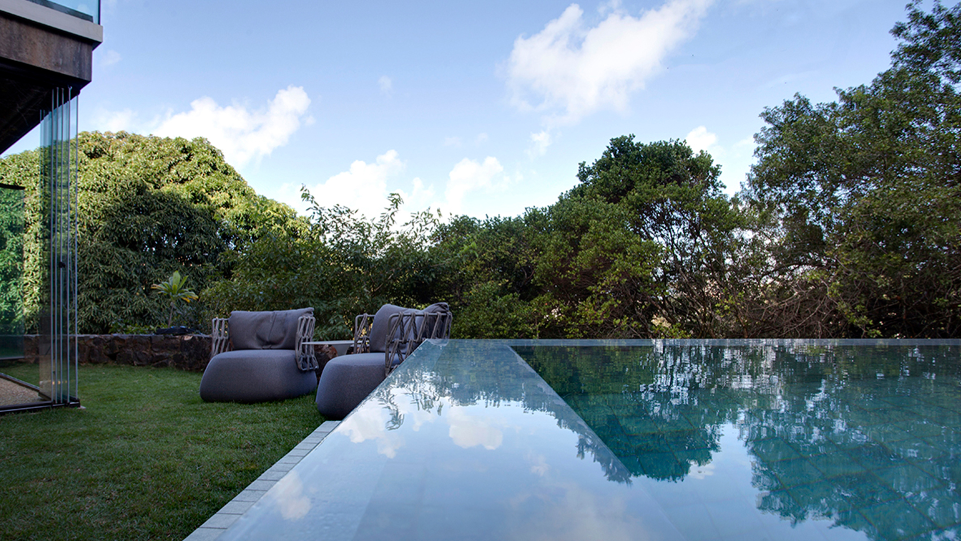 Elegância e personalização ao seu alcance com piscinas sob medida iGUi