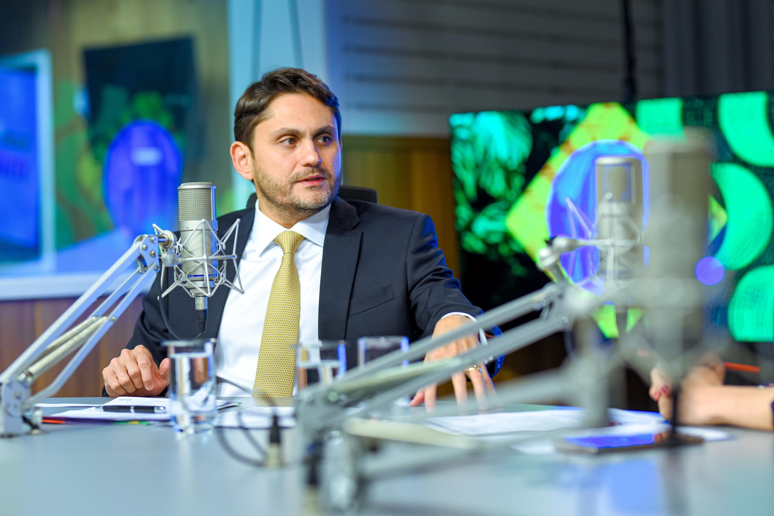 “Ricaço de fora do país” que afronta lei merece “repulsa” do Brasil, diz ministro das Comunicações