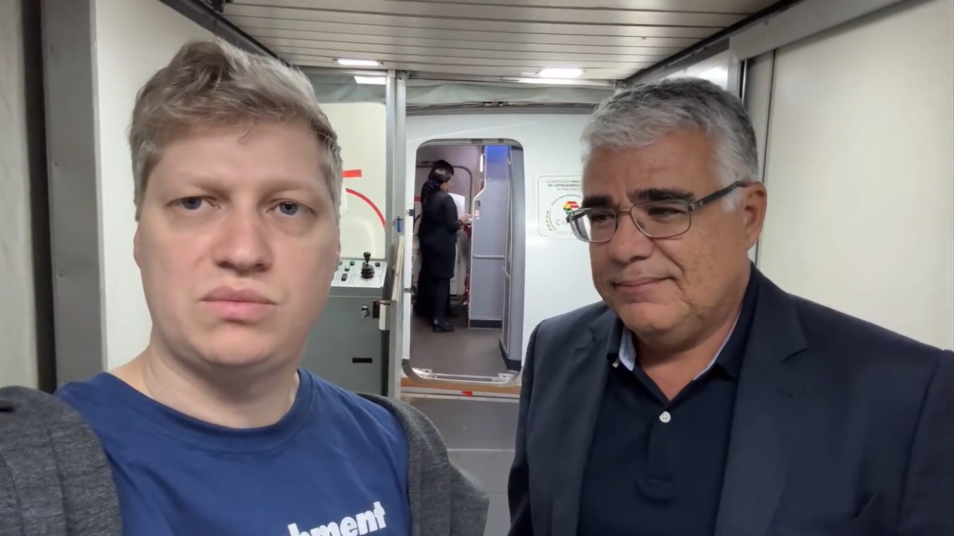 O senador Eduardo Girão e o deputado Marcel Van Hattem, ambos do Novo, durante embarque para os EUA