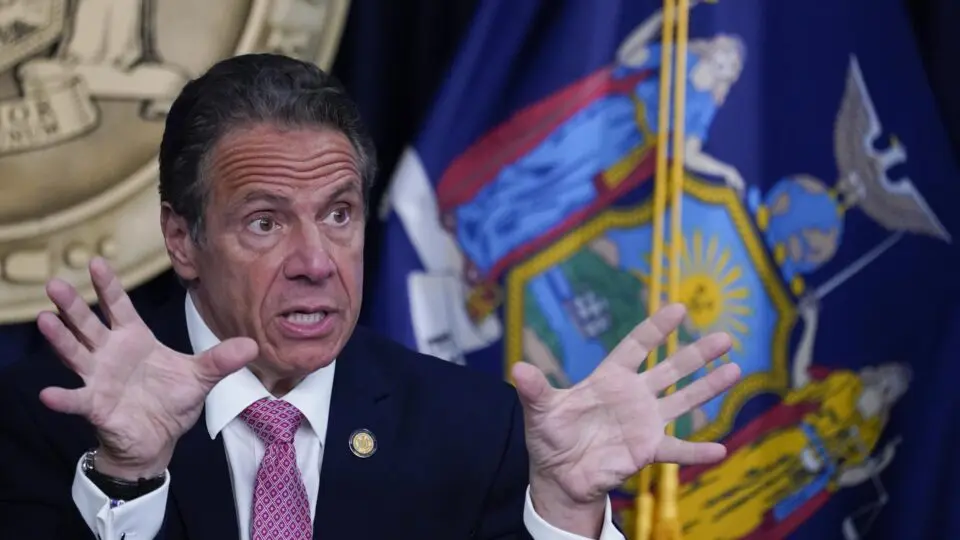 O então governador de Nova York, Andrew Cuomo, fala durante uma entrevista coletiva sobre a resposta do estado à pandemia de COVID-19 em seu escritório em Nova York, EUA, 10 de maio de 2021.