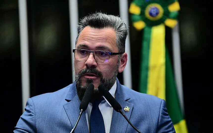 “Estamos vivendo uma escalada autoritária”, diz senador sobre atuação do STF
