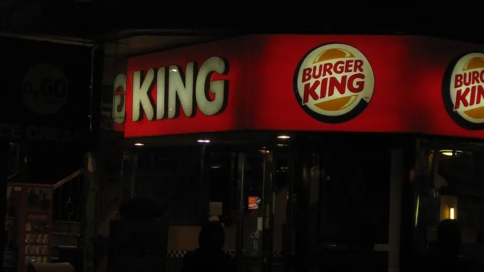 Por causa da militância corporativa, o Burger King tem comerciais sobre mudanças climáticas e flatulências de vacas