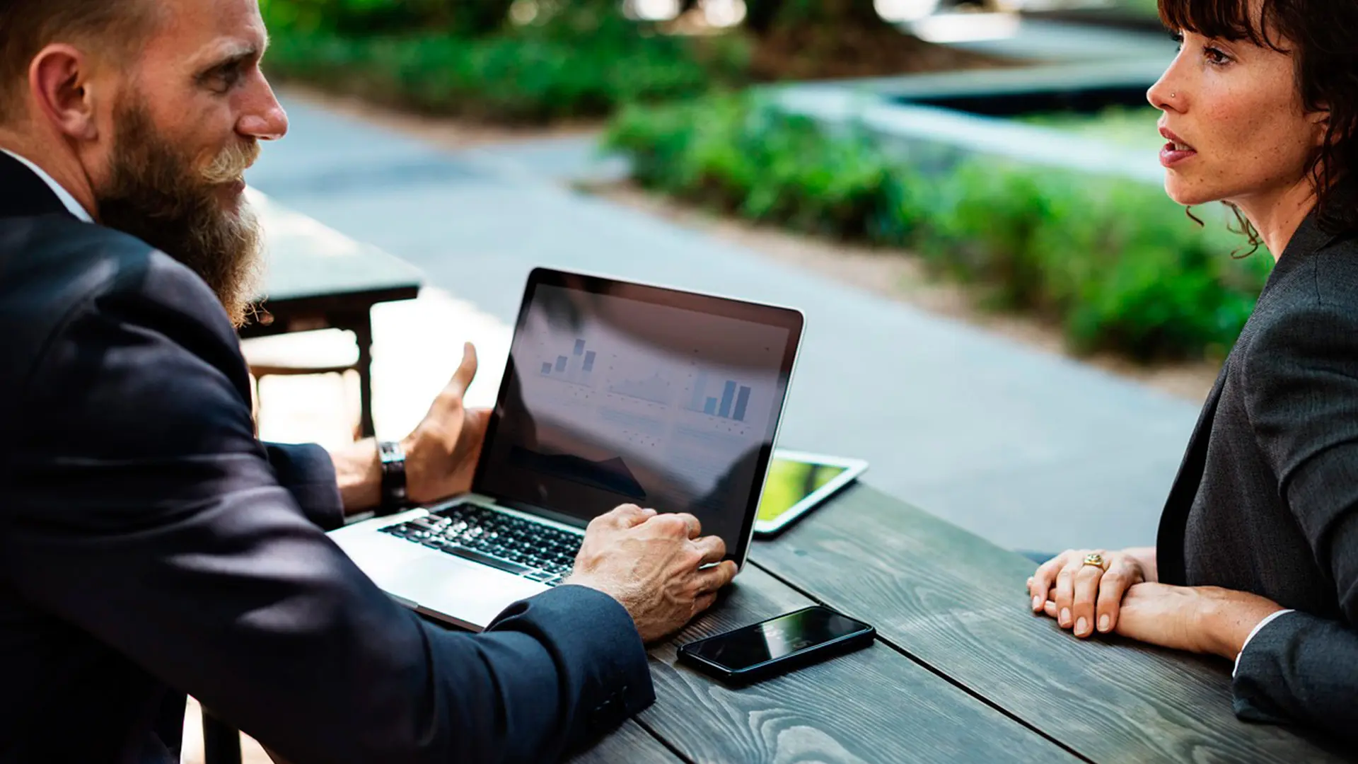 A governança corporativa pode ser considerada “o manual de instruções” para o bom funcionamento interno de uma empresa.