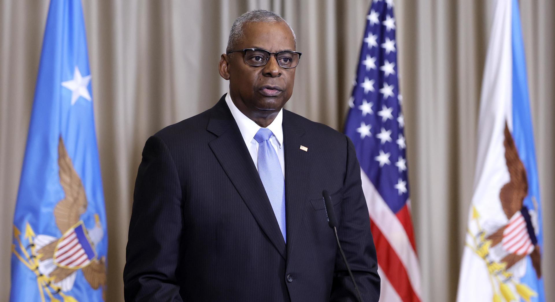 O secretário de Defesa dos EUA, Lloyd Austin, fala durante uma coletiva de imprensa após a 7º reunião do Grupo de Contato de Defesa da Ucrânia, na Base Aérea dos EUA em Ramstein, na Alemanha.