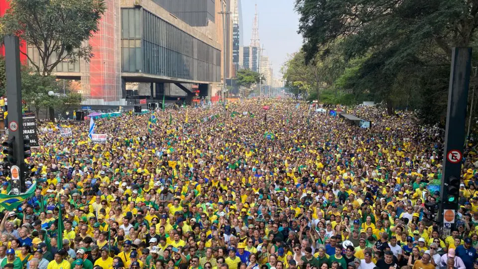 Dezenas de milhares de pessoas lotam a Avenida Paulista em ato contra Alexandre de Moraes