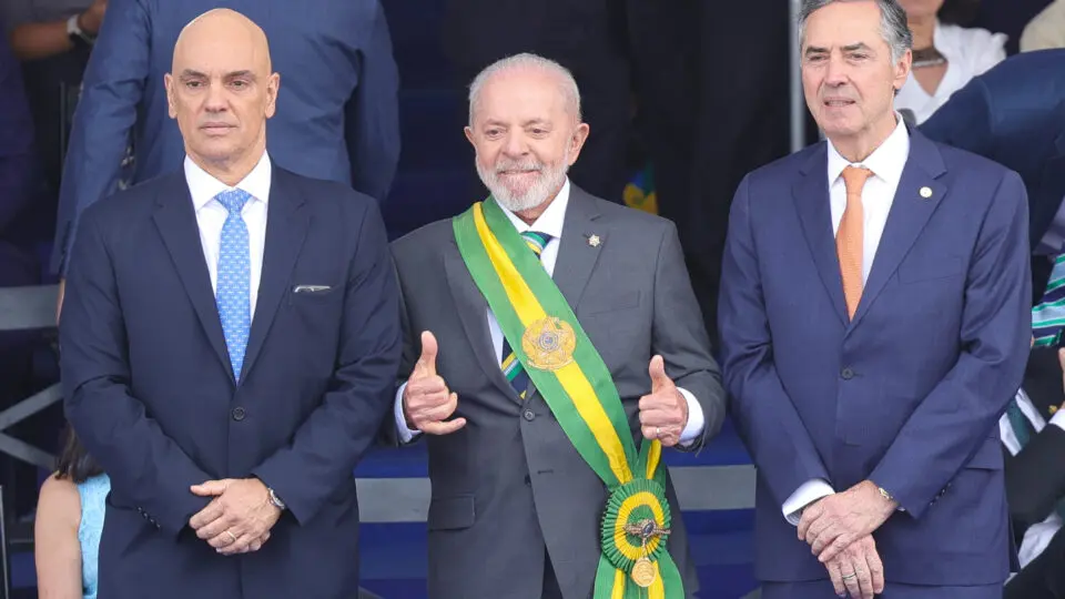 Lula com Alexandre de Moraes e Luís Roberto Barroso no desfile de 7 de Setembro em Brasília: após evento, ministros foram para almoço no Alvorada.