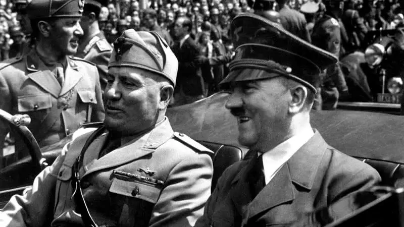 Mussolini e Hitler: uma relação marcada por admiração e desconfiança.