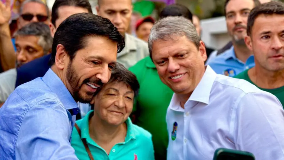 Ricardo Nunes (MDB) e Tarcísio de Freitas (Republicanos) em campanha de rua na zona sul de São Paulo.