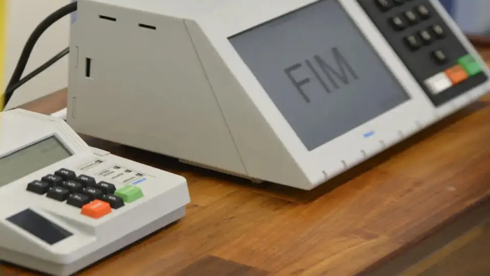 Após assinaturas digitais, TSE garante que sistema das urnas eletrônicas não pode mais ser modificado.