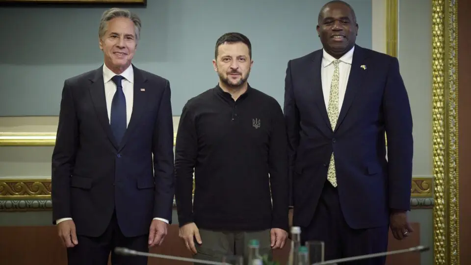 O presidente da Ucrânia, Volodymyr Zelensky (ao centro), com o secretário de Estado dos EUA, Antony Blinken (à esquerda), e o secretário de Relações Exteriores do Reino Unido, David Lammy (à direita). durante uma reunião em Kiev, na Ucrânia