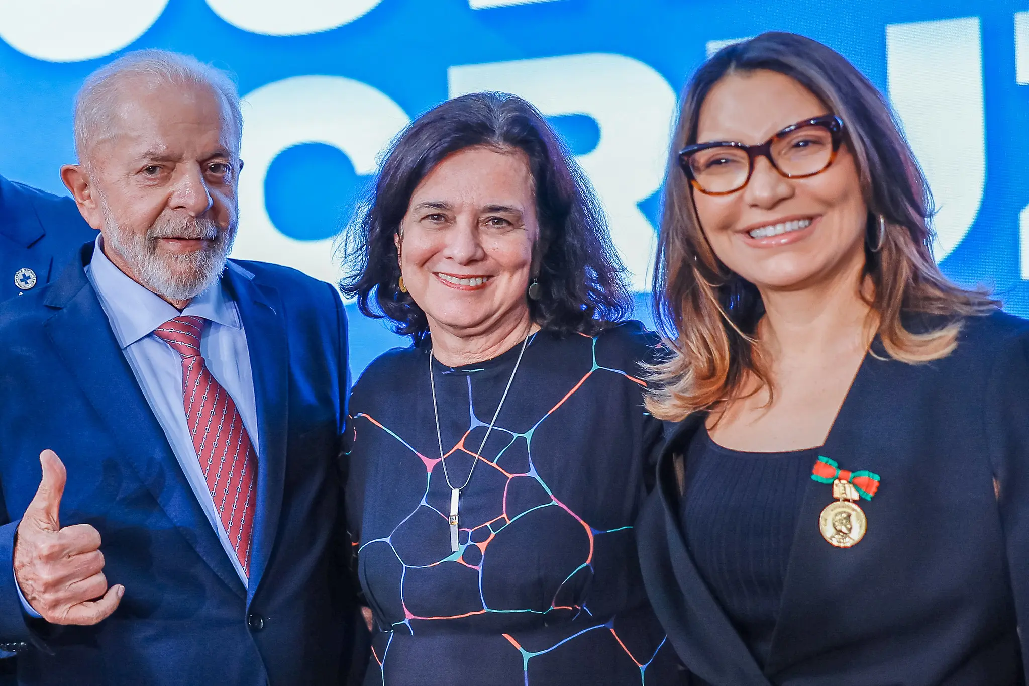 Lula entrega medalha a Janja e critica “mentiras” contra vacinação: “Genocidas”