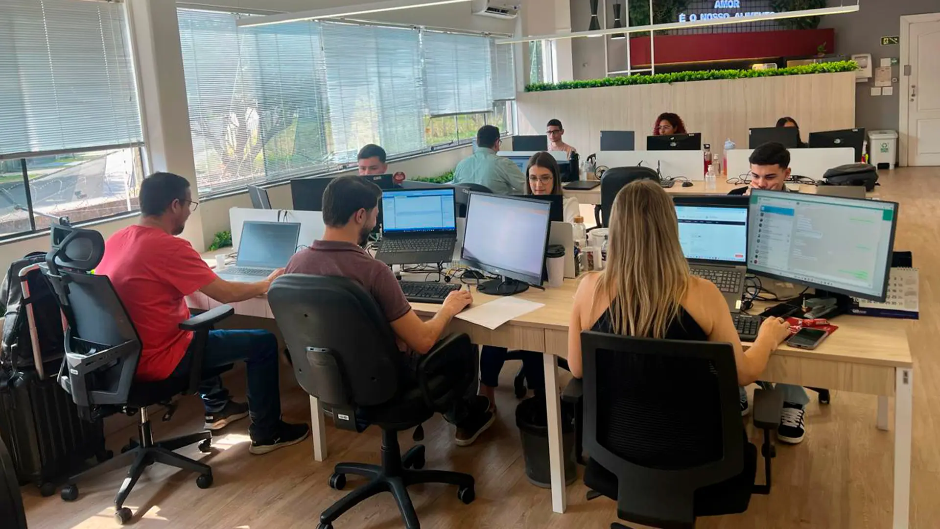 A adoção de tecnologias avançadas permite às empresas otimizar seus processos internos, reduzir custos operacionais e aprimorar a comunicação tanto interna quanto com cliente