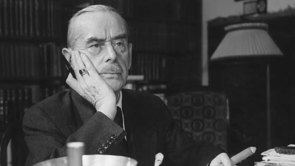 Um dos programas mais populares transmitido pela BBC para a Alemanha nazista, veiculado entre 1940 e 1943, era “Ouça, Alemanha”, uma série de programas em que eram lidas cartas produzidas pelo escritor alemão Thomas Mann, exilado desde 1933