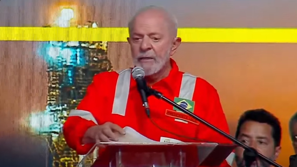 Crítica ocorreu durante ato de inauguração de complexo de energia no Rio que já custou R$ 40 bilhões desde 2006.