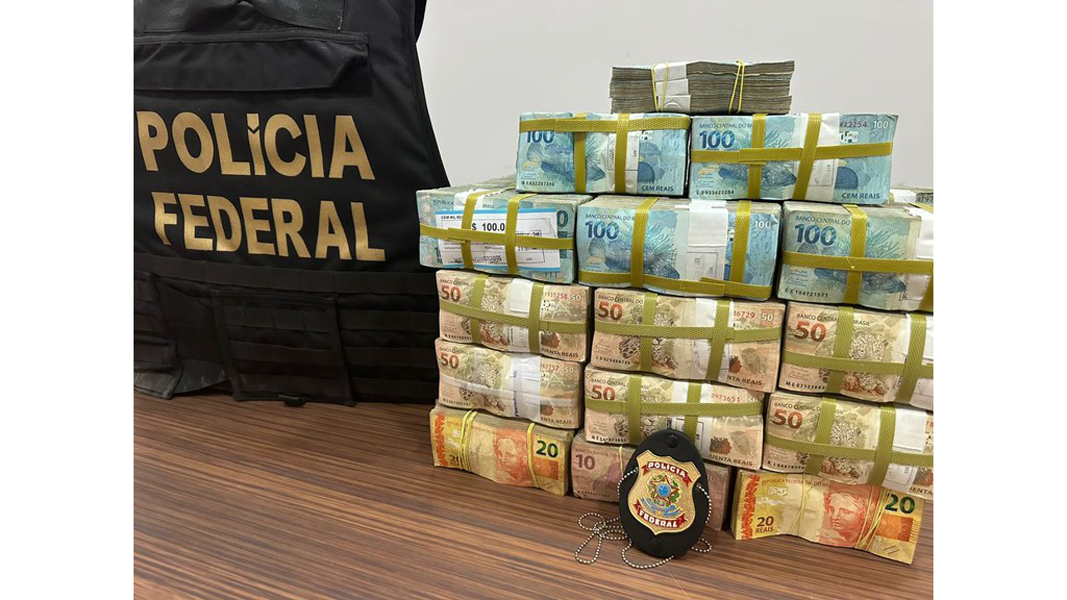 O dinheiro estava no carro do suspeito preso pela PF em Teresina.