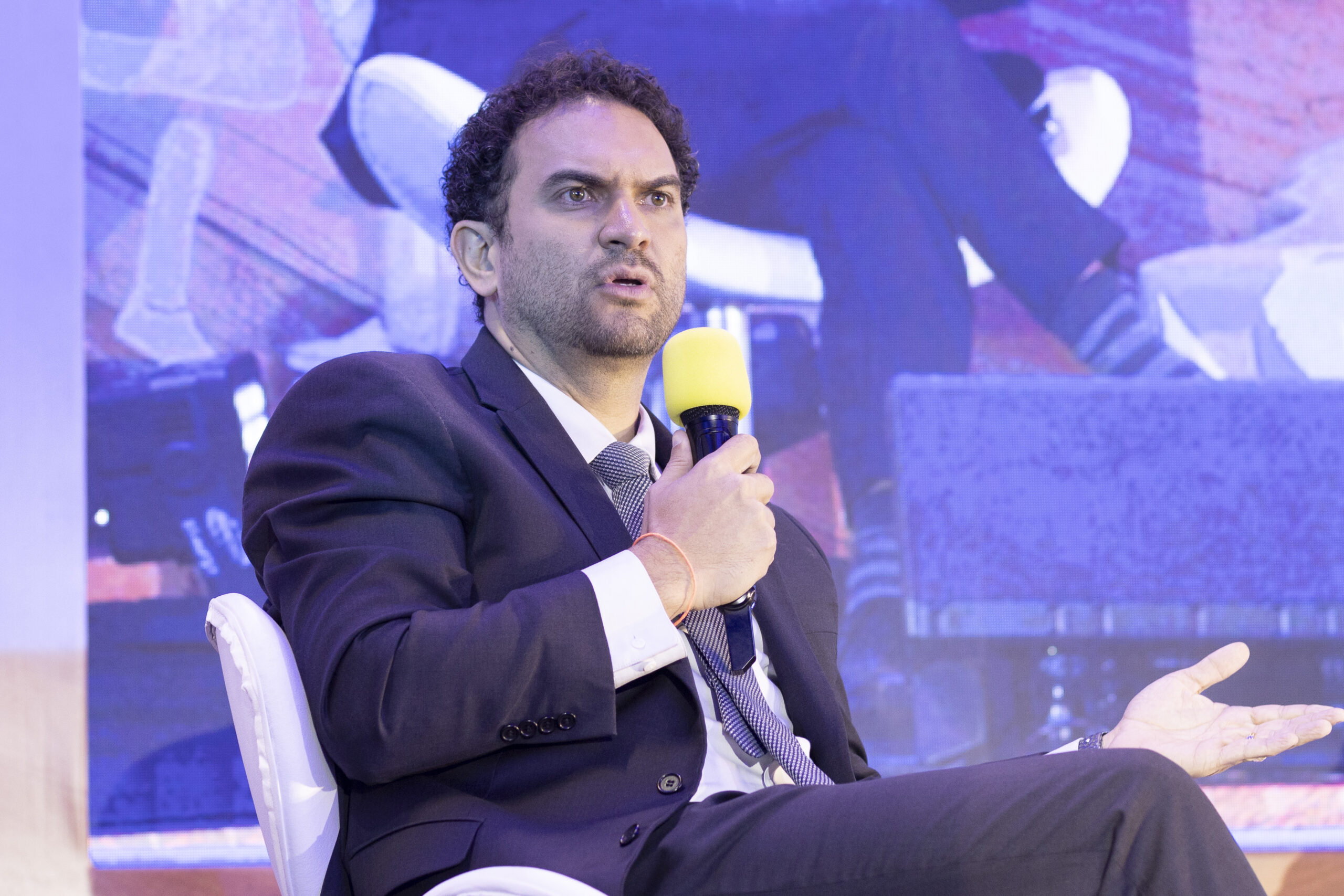 Autor do livro “Biografia do abismo” discute as consequências da calcificação política na Bienal do Livro, em São Paulo