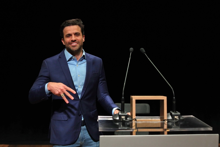 Candidato deixou hospital com braço imobilizado, mas confirma presença em novo debate