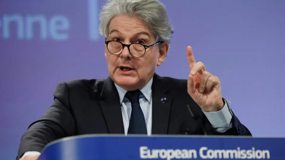 Thierry Breton, agora ex-burocrata da União Europeia, deixou seu cargo de comissário após desgaste na Comissão Europeia. Ameaça de censura ao X de Elon Musk foi parte do problema.