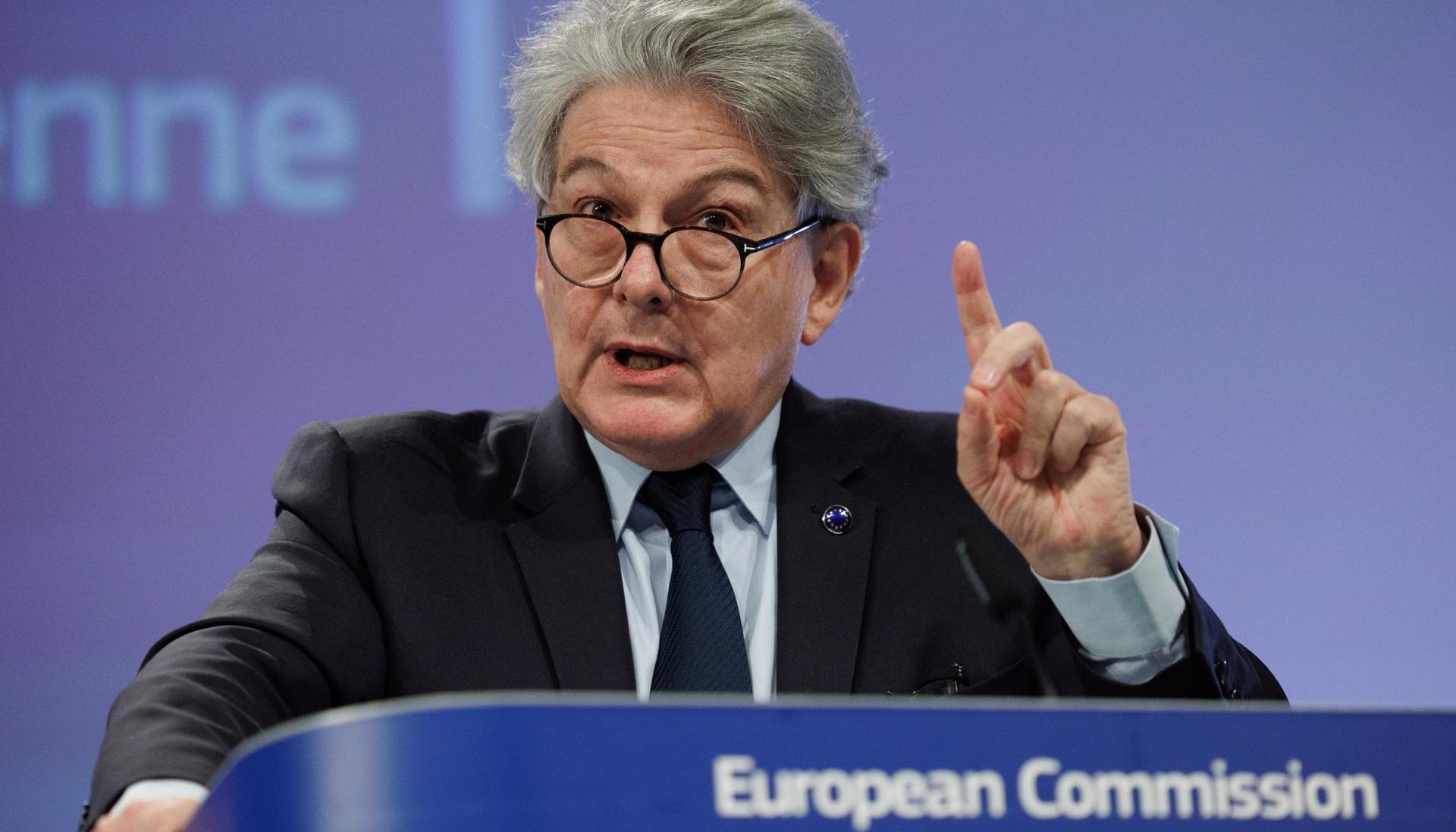 Thierry Breton, agora ex-burocrata da União Europeia, deixou seu cargo de comissário após desgaste na Comissão Europeia. Ameaça de censura ao X de Elon Musk foi parte do problema.