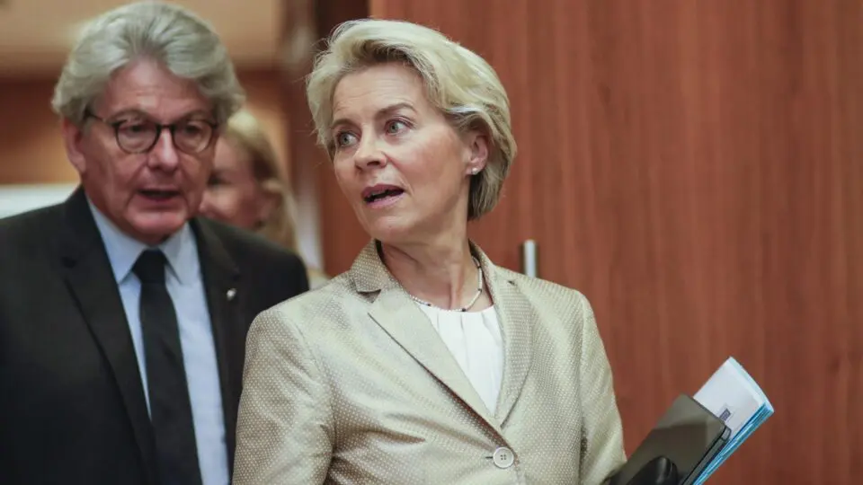 Thierry Breton, então comissário do Mercado Interno da União Europeia, acompanha sua superior, Ursula von der Leyen, em setembro de 2022.