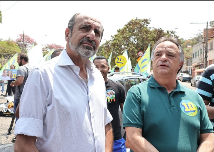 O ex-prefeito de BH Alexandre Kalil (republicanos) e o candidato à prefeitura Mauro Tramonte (Republicanos) durante visita à Vila Acaba Mundo, região sul de BH
