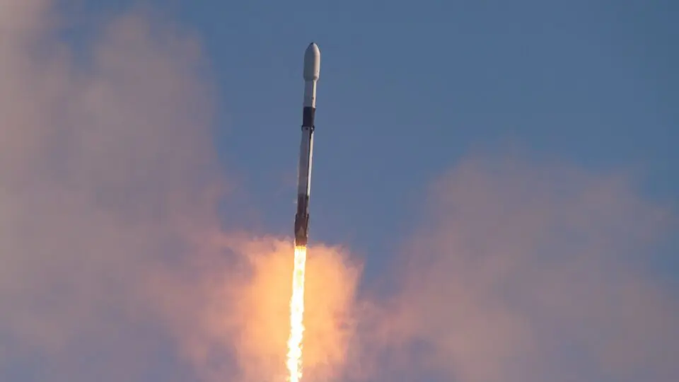 Lançamento de foguete Falcon 9 levando satélites da Starlink para órbita em 8 de março de 2022.