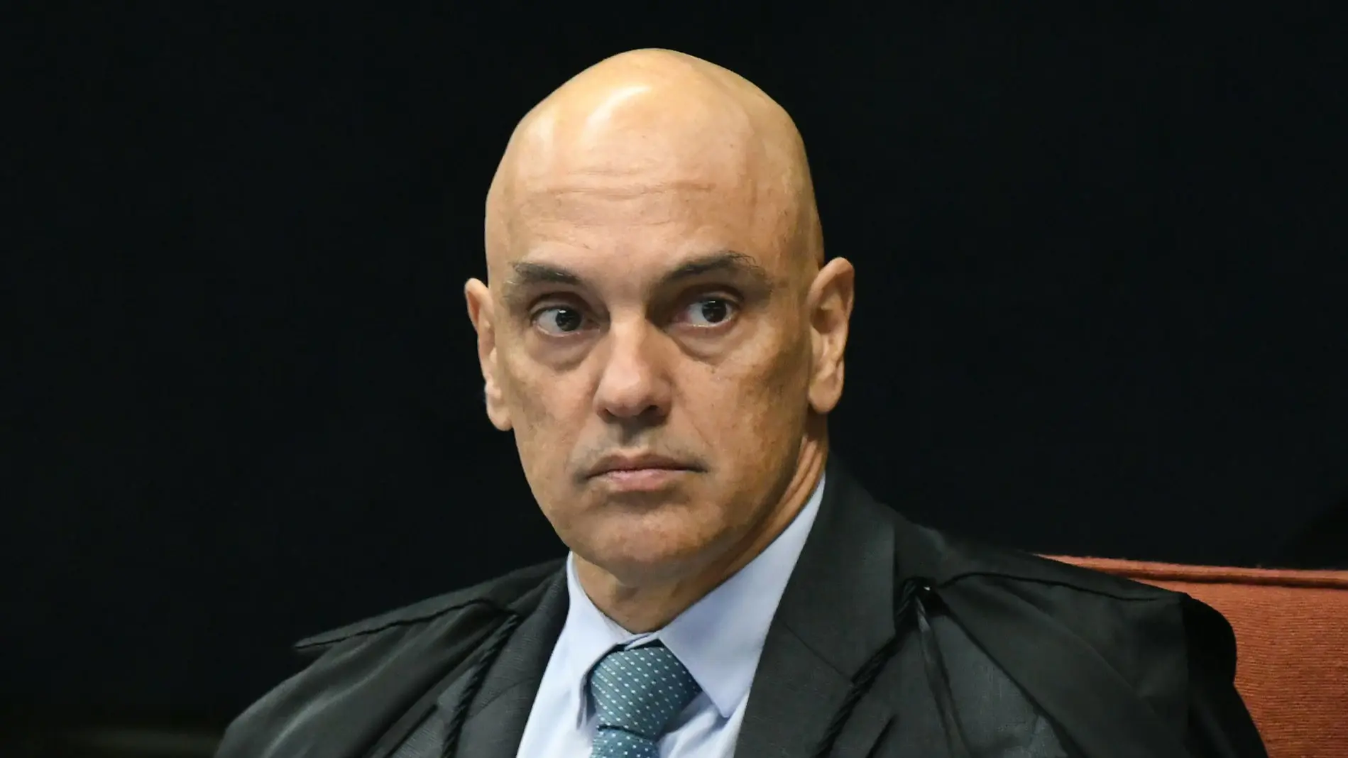 Alexandre de Moraes apontou "evasão dolosa de seus representantes legais" do X para descumprir suas ordens na decisão que bloqueou as contas da Starlink, em agosto