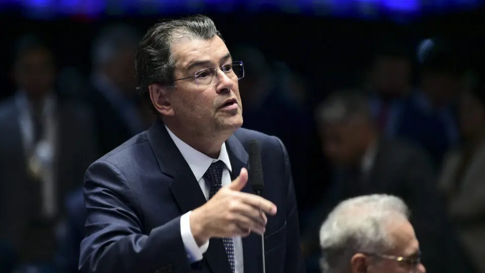 Defesa de Eduardo Braga contesta acusações de propina em caso de farmacêutica