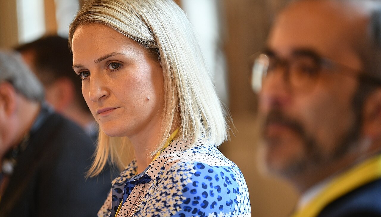 Helen McEntee, ministra da Justiça da República da Irlanda e principal patrona de um projeto de lei que criminalizaria o discurso de ódio, anunciou recuo desse plano por falta de consenso.