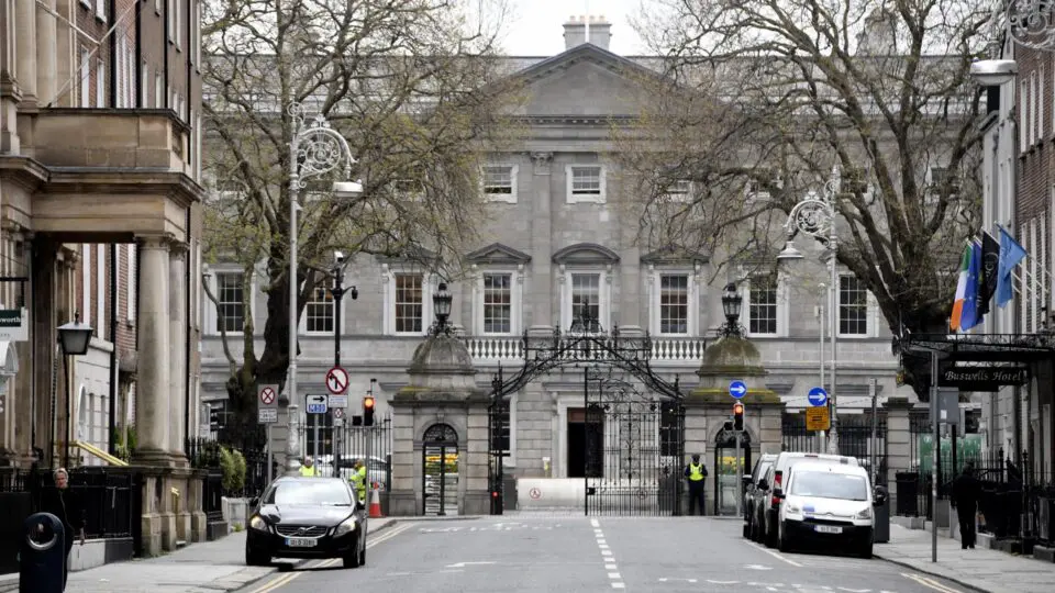 Câmara dos Deputados da República da Irlanda (Dáil), ao fundo.