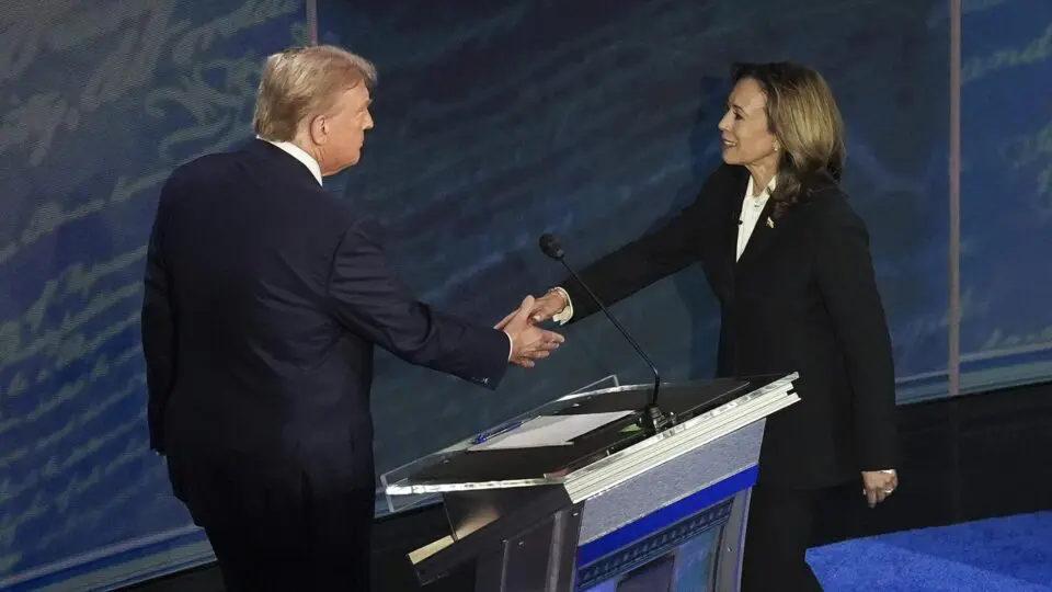 Donald Trump e Kamala Harris, rivais nas eleições presidenciais dos EUA, se cumprimentam em debate do dia 10 de setembro de 2024.