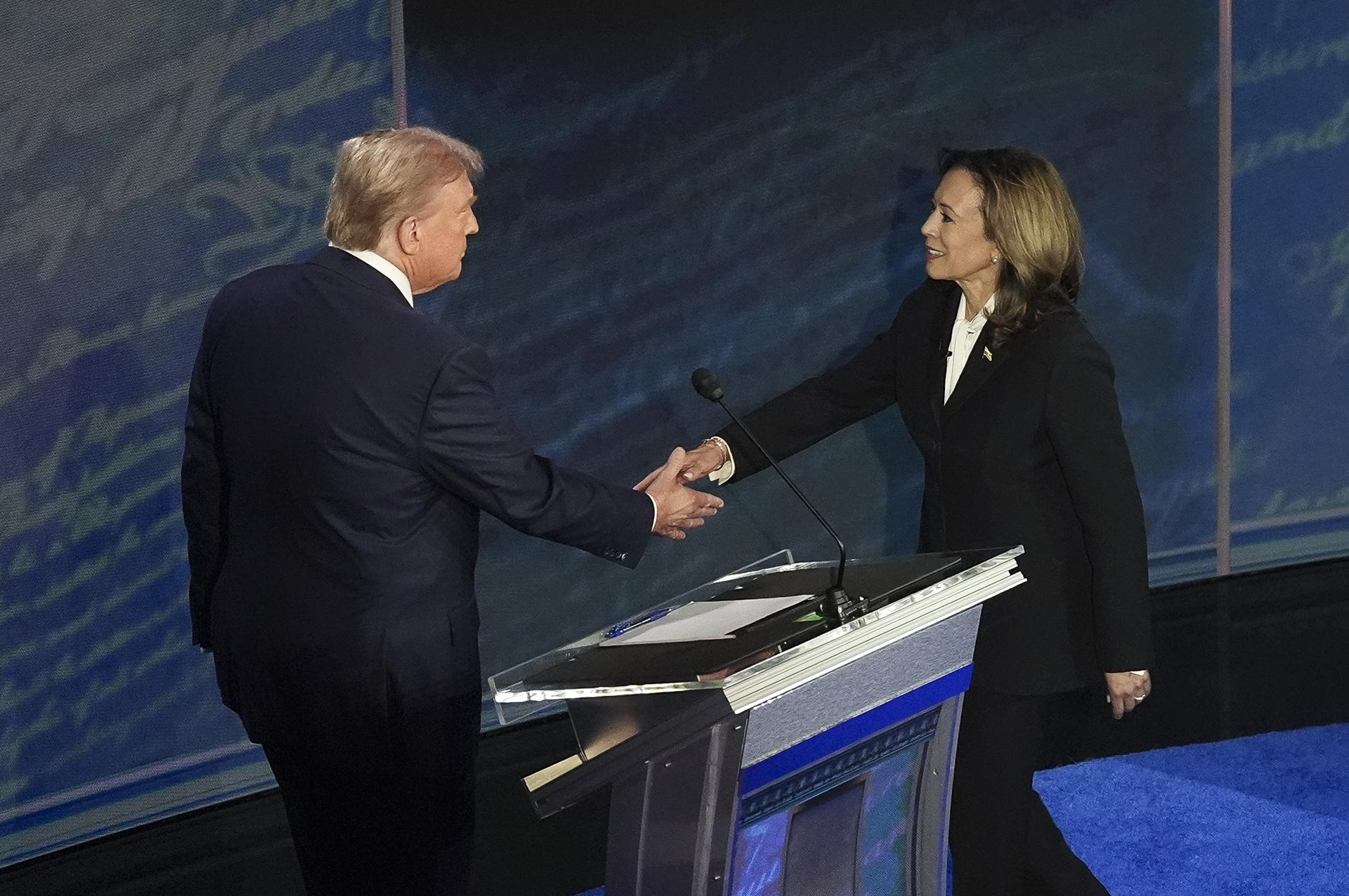 Donald Trump e Kamala Harris, rivais nas eleições presidenciais dos EUA, se cumprimentam em debate do dia 10 de setembro de 2024.