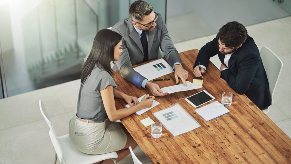 Consultoria tributária também pode auxiliar na busca de soluções para gestão de passivos tributários, na revisão de procedimentos de rotina contábil e fiscal, qualificações e treinamentos.