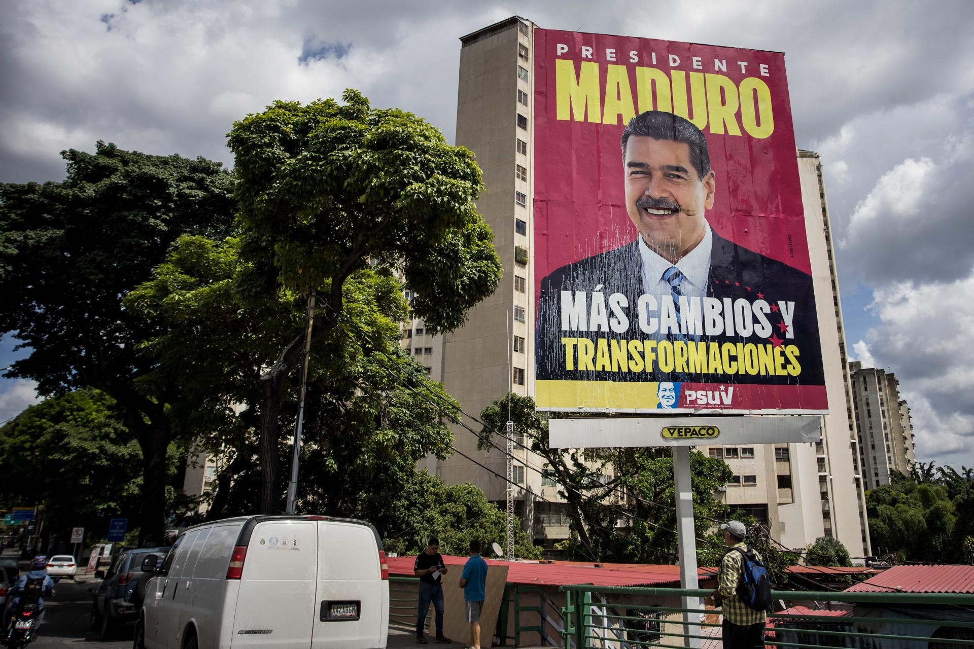 Outdoor com propaganda do ditador da Venezuela, Nicolás Maduro, em Caracas