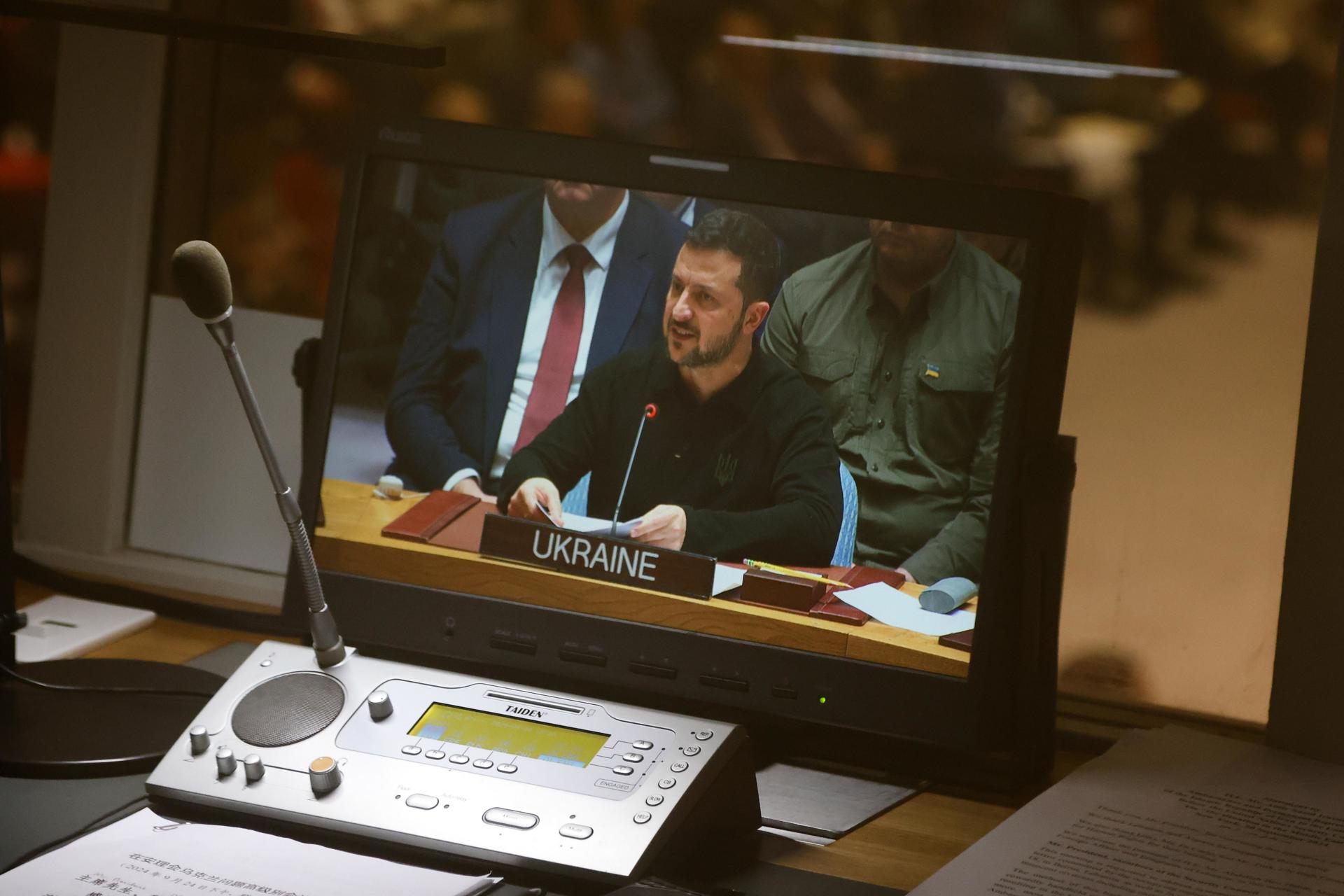 Imagem de Volodymyr Zelensky aparecendo em um monitor durante sua fala no Conselho de Segurança da ONU
