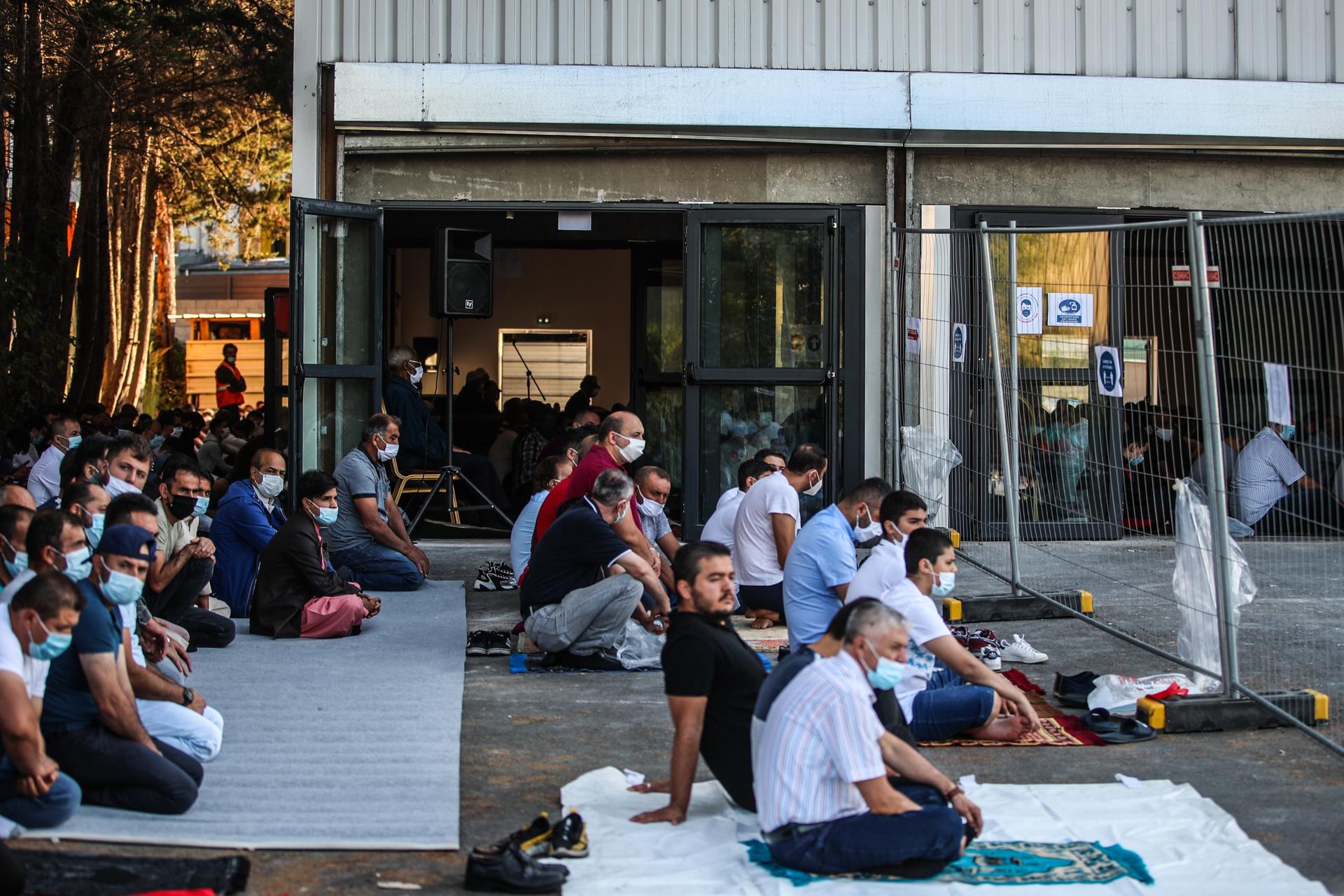 Muçulmanos se reúnem e rezam em uma mesquita turca para marcar o feriado religioso muçulmano de Eid al-Adha [Festa do Sacrifício], nos subúrbios ao norte de Paris, França, 31 de julho de 2020.