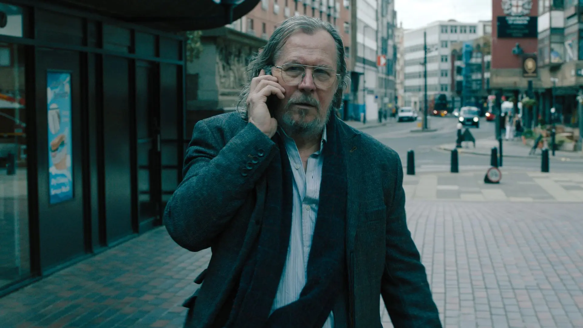 Gary Oldman vive um agente desalinhado e temperamental