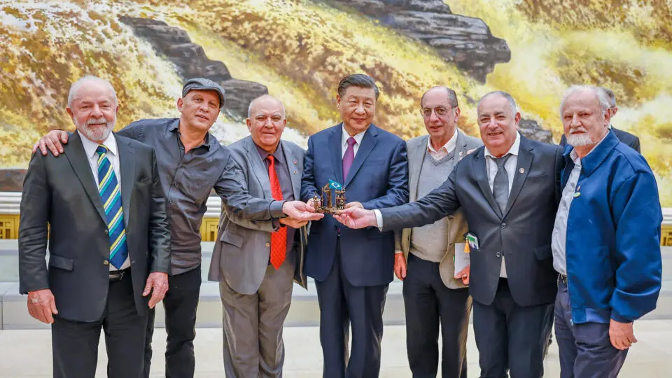 MST vem estreitando laços com ditaduras como a China. Ao centro, Xi Jinping, nas pontas, o presidente Lula e o líder e fundador do MST, João Pedro Stédile