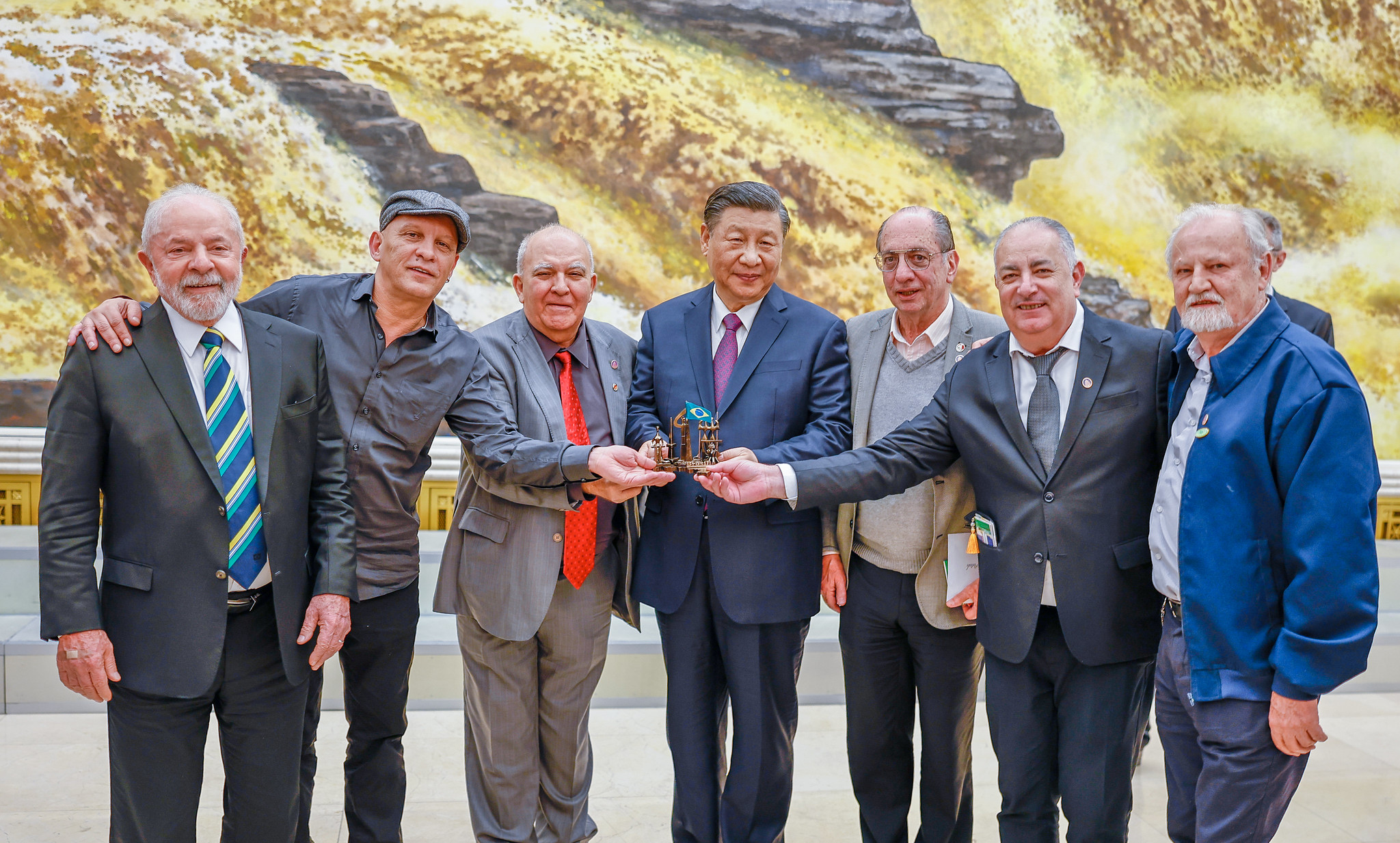 MST vem estreitando laços com ditaduras como a China. Ao centro, Xi Jinping, nas pontas, o presidente Lula e o líder e fundador do MST, João Pedro Stédile, durante visita à China em abril de 2023.