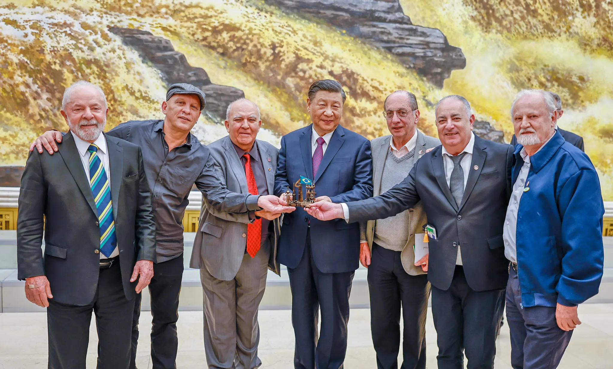 MST vem estreitando laços com ditaduras como a China. Ao centro, Xi Jinping, nas pontas, o presidente Lula e o líder e fundador do MST, João Pedro Stédile