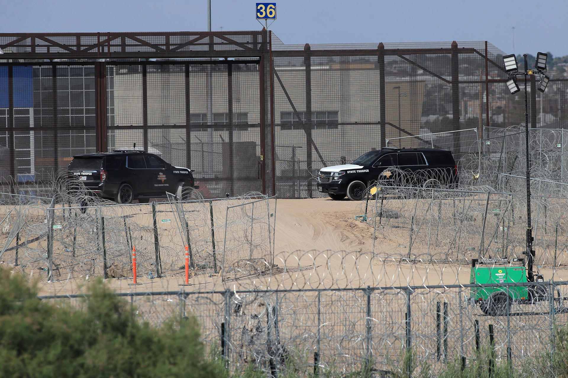 Membros da Guarda Nacional dos EUA guardando barricadas de arame farpado no muro da fronteira de Ciudad Juárez, Chihuahua (México)