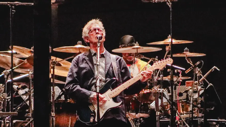 Eric Clapton se apresentando na Ligga Arena, em Curitiba