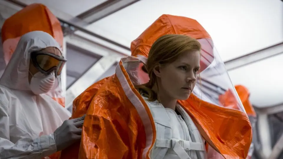 Amy Adams interpreta a linguista Louise Banks em "A Chegada".